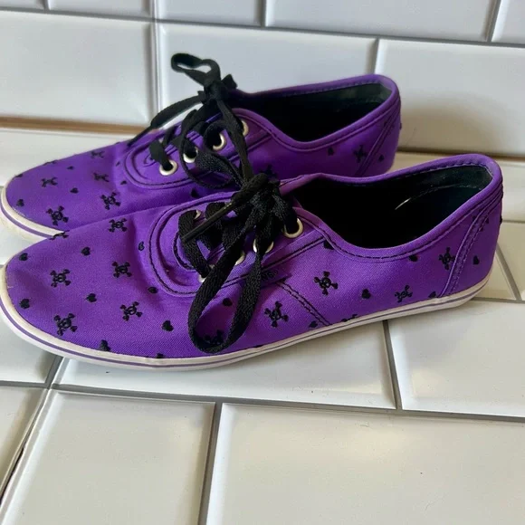 RARE Vans Embroidered Skulls and Hearts Size 6 - Picture 2 of 8